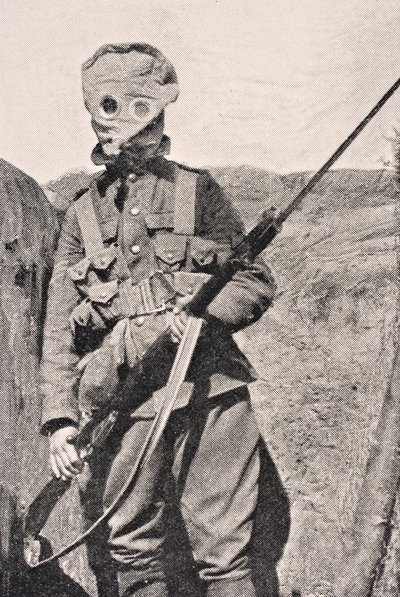 Soldato canadese con maschera antigas nel 1915, da 